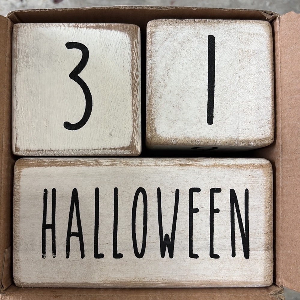 White baby milestone blocks